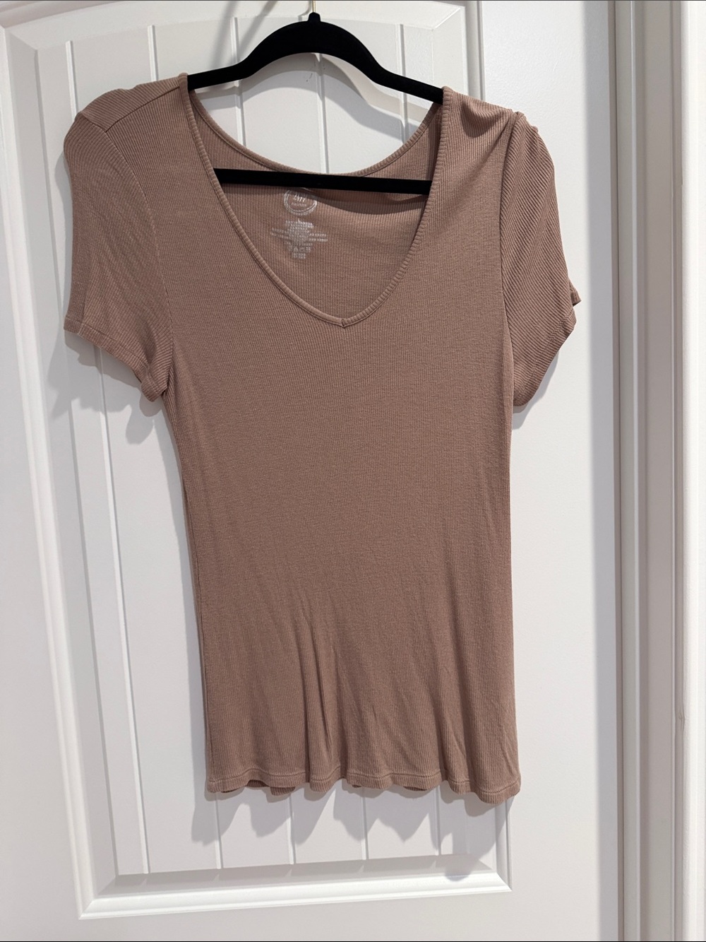 Short Sleeve V-Neck Tee in Taupe